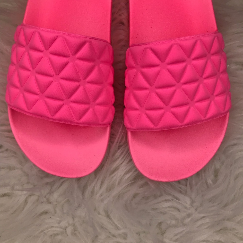 🆕 Rylie Neon Pink Quilted Slide - Picture 1 of 8